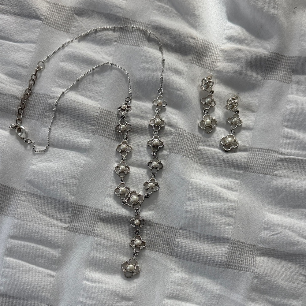 Chic Silver Pearl Necklace and Earring Set